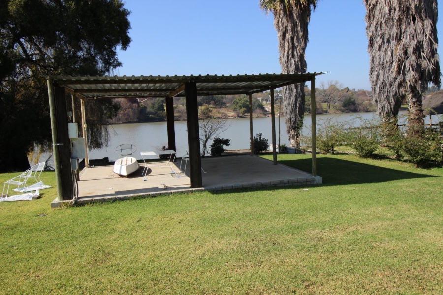 4 Bedroom Property for Sale in Lake Deneysville Free State